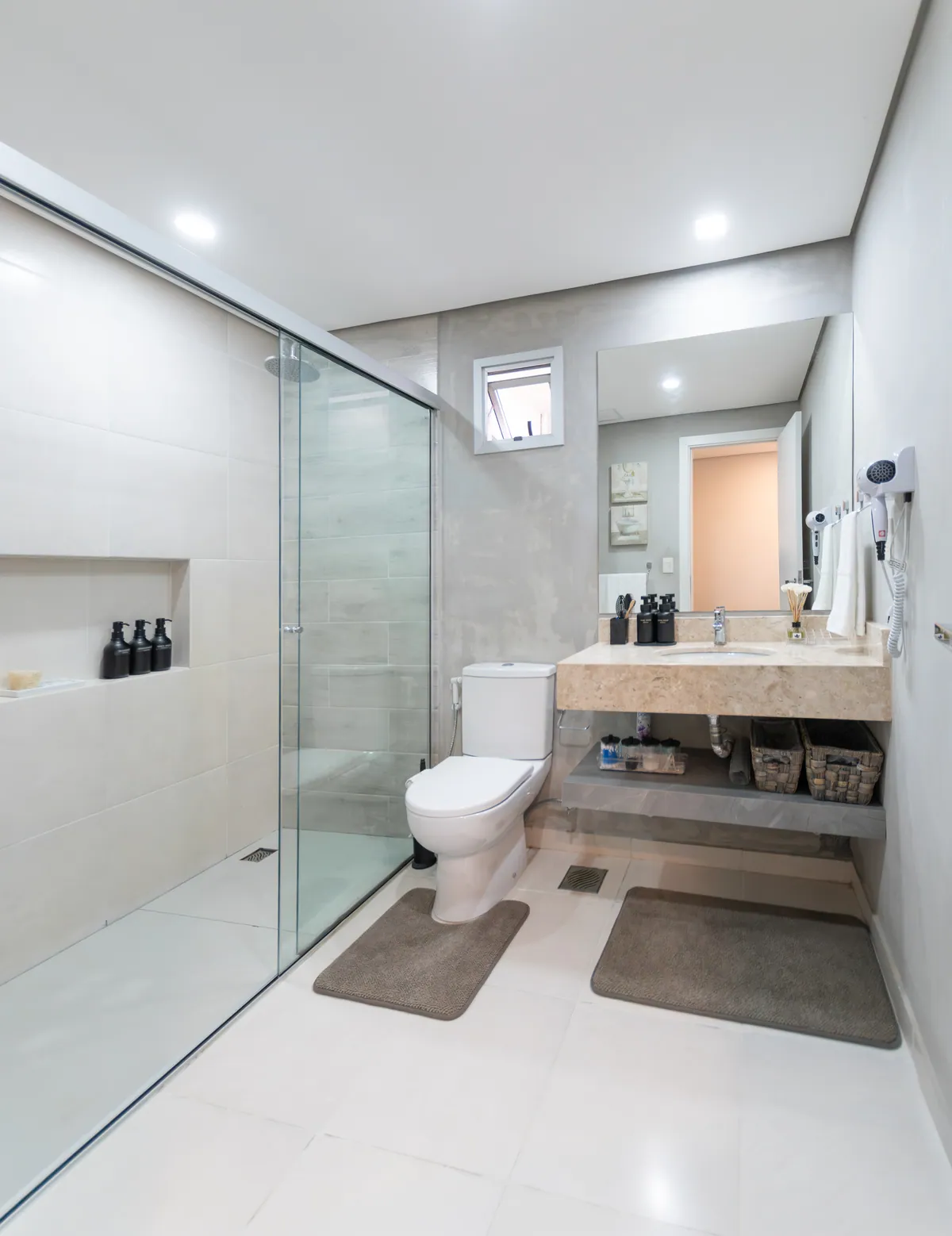 El baño: ducha con vidrio, inodoro y pileta