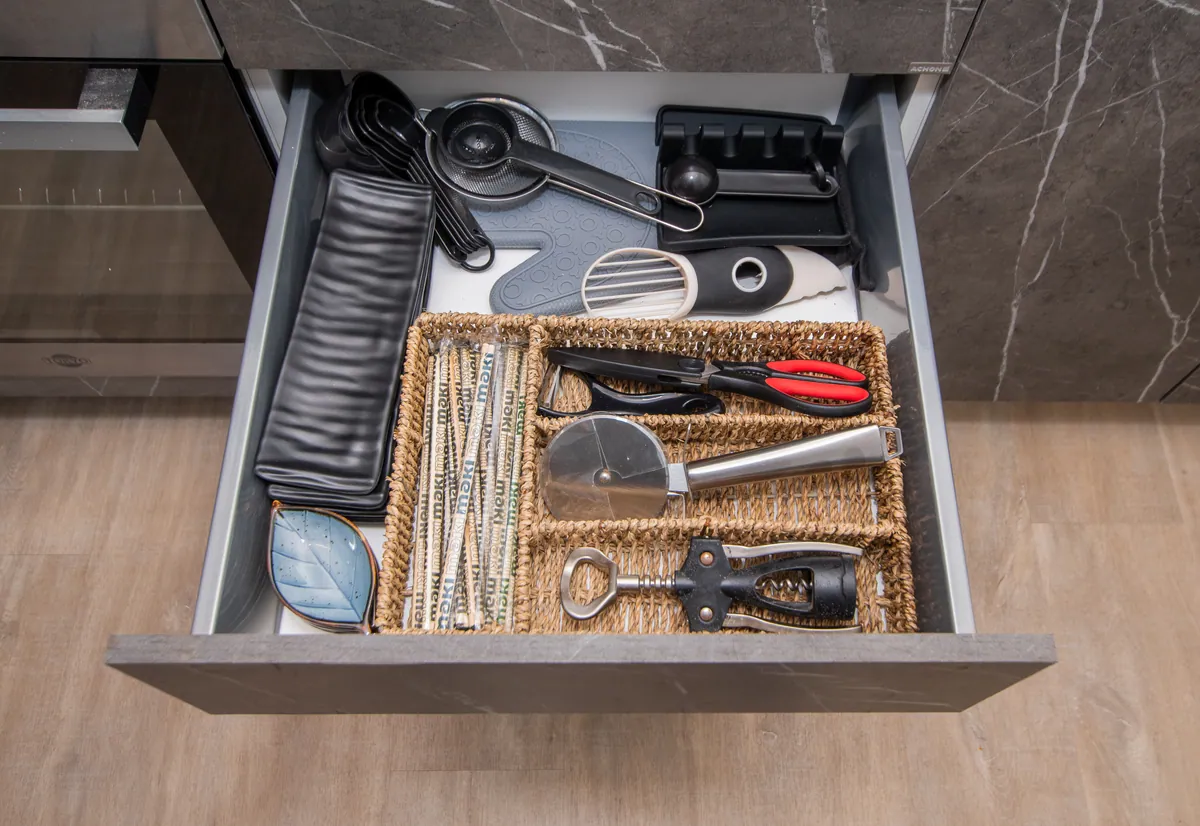 Cajón con utensilios de cocina