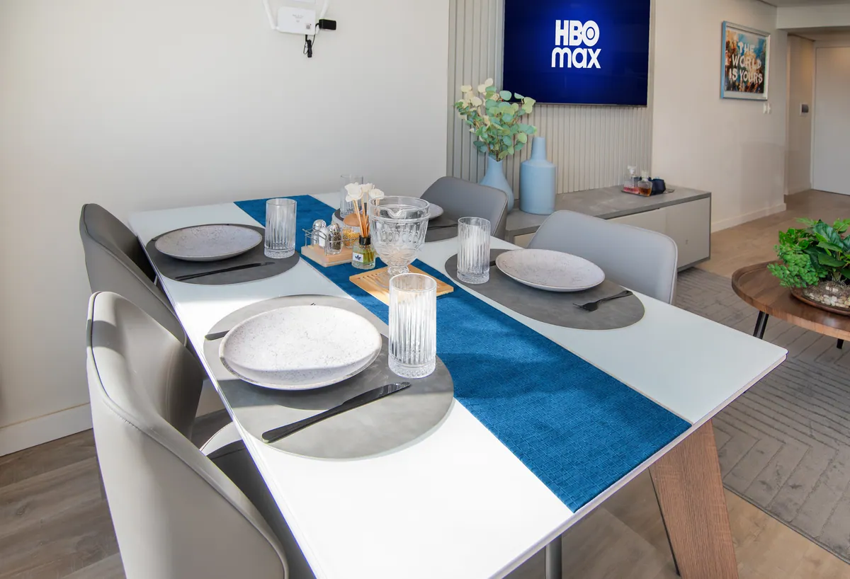 La mesa del comedor servida para cuatro