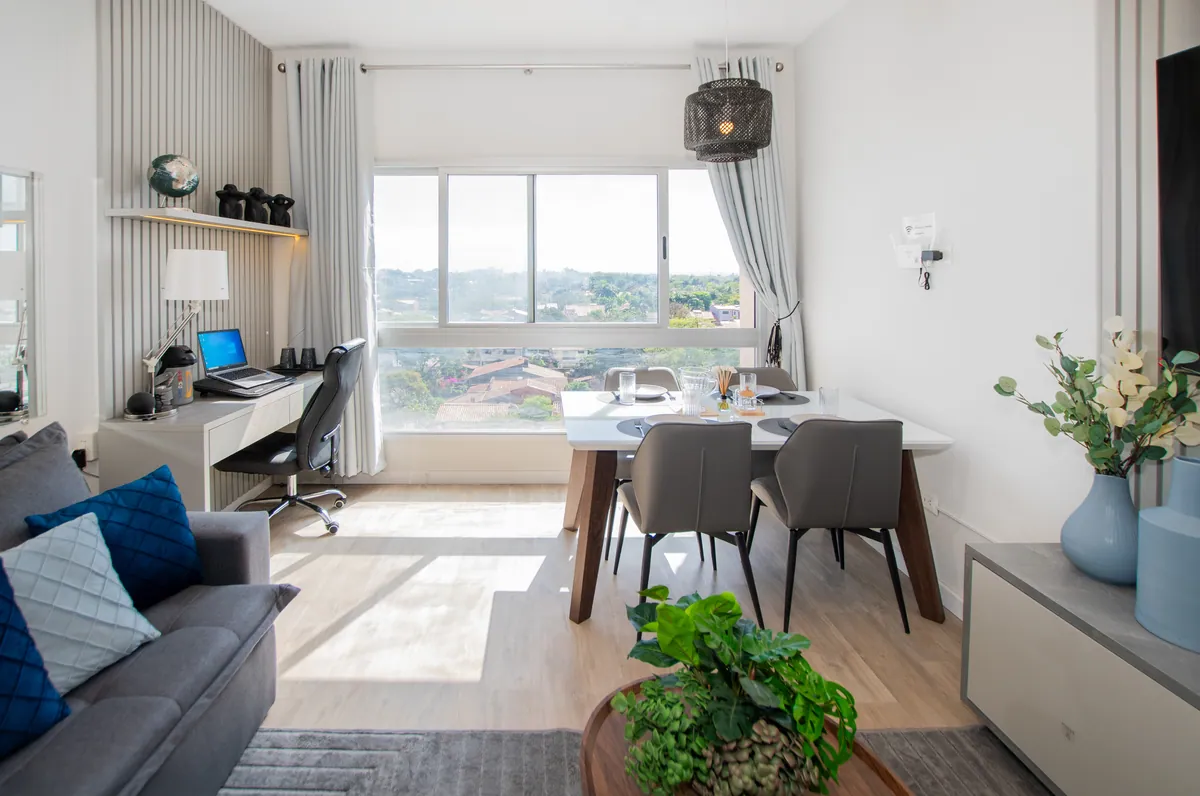 El comedor y el escritorio junto a la ventana