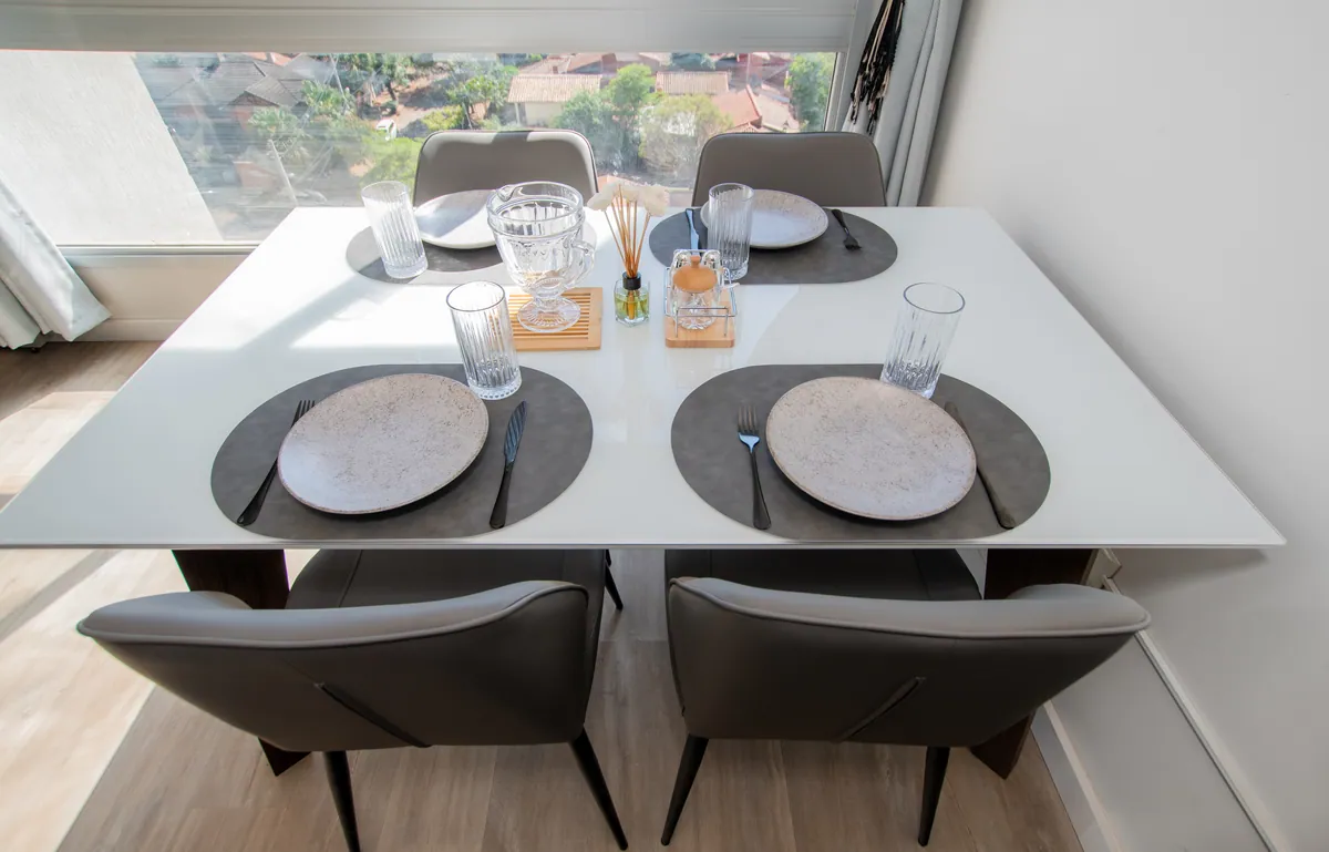 La mesa del comedor con la ciudad de fondo