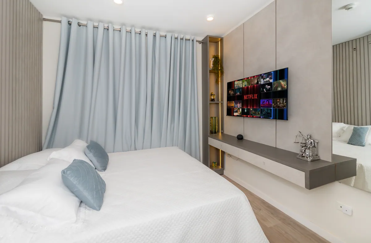 Dormitorio con cama king y TV