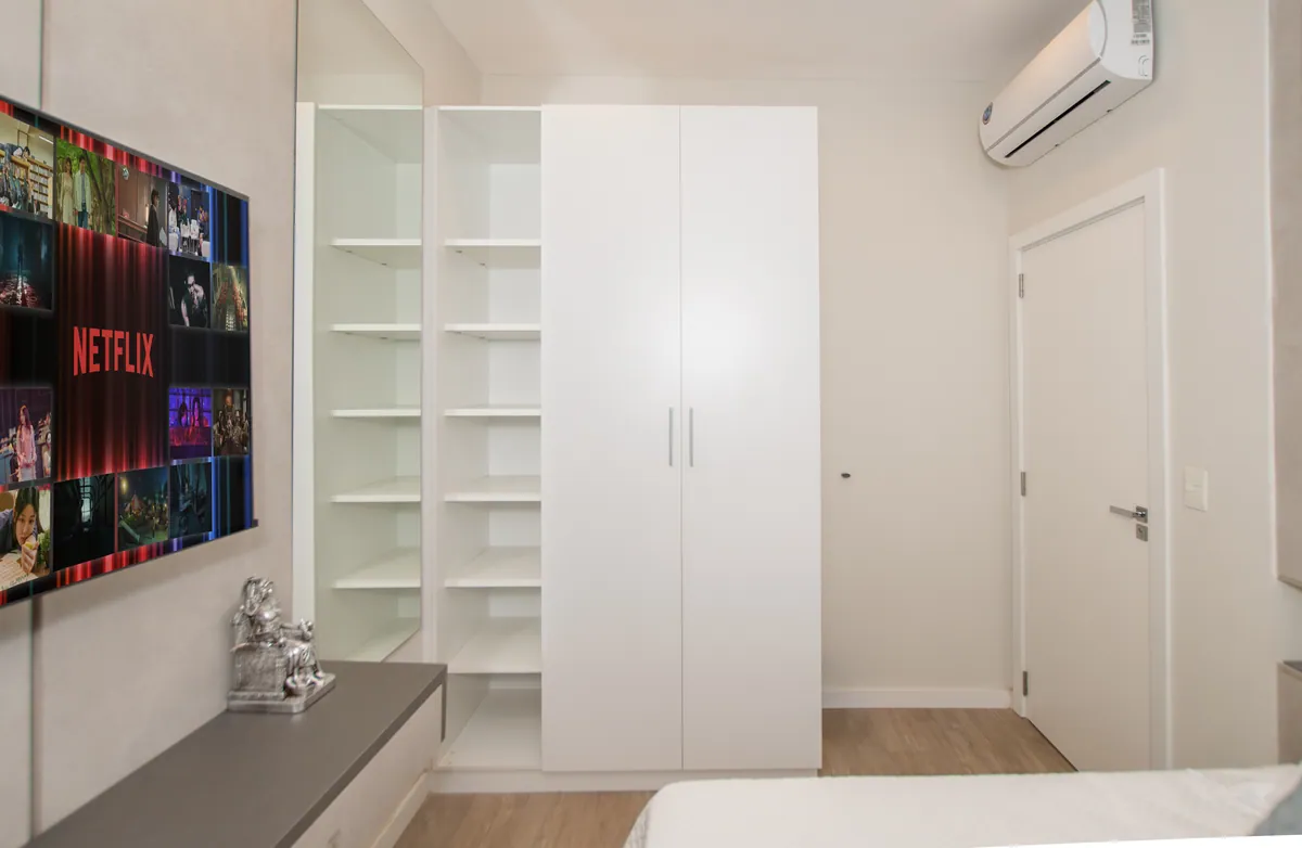 El placard blanco y la TV del dormitorio