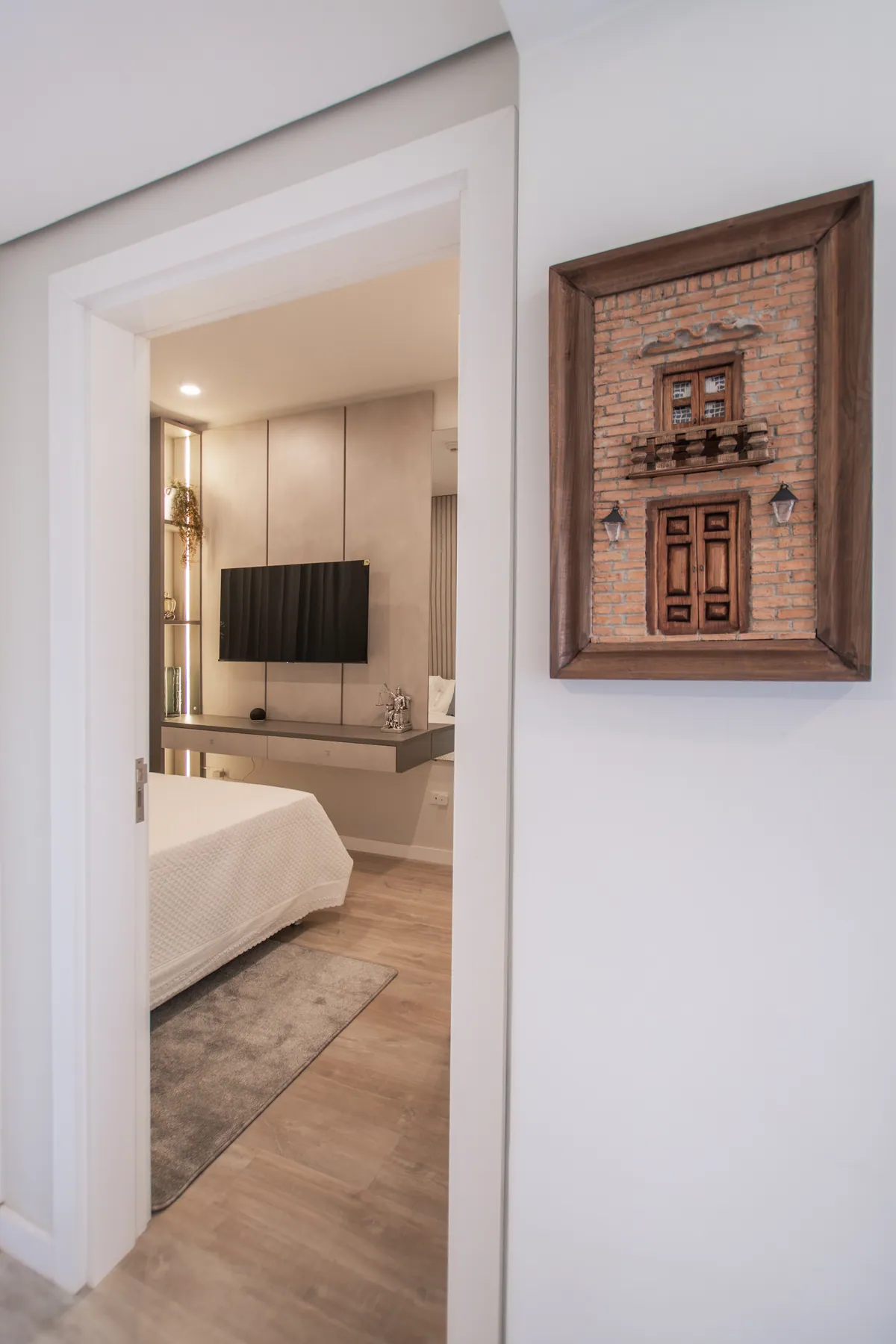 La puerta del dormitorio desde el pasillo
