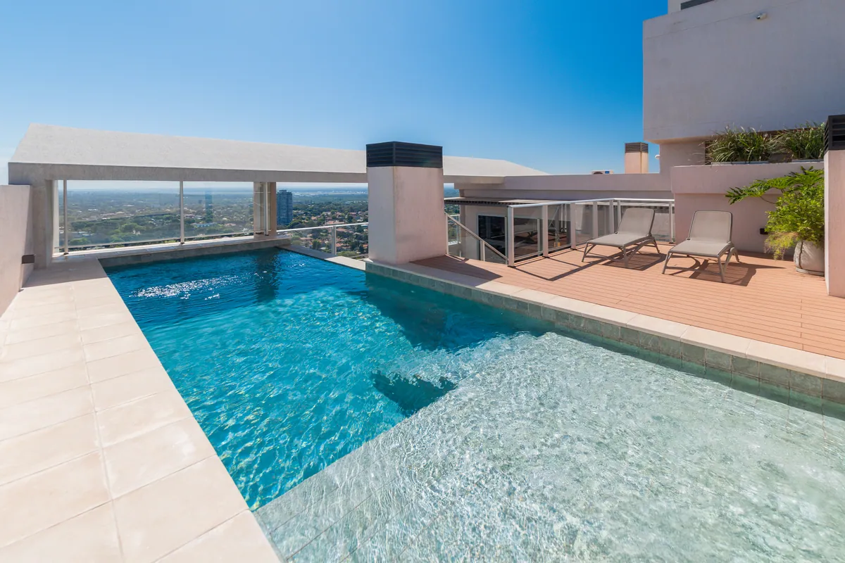 La piscina con reposeras