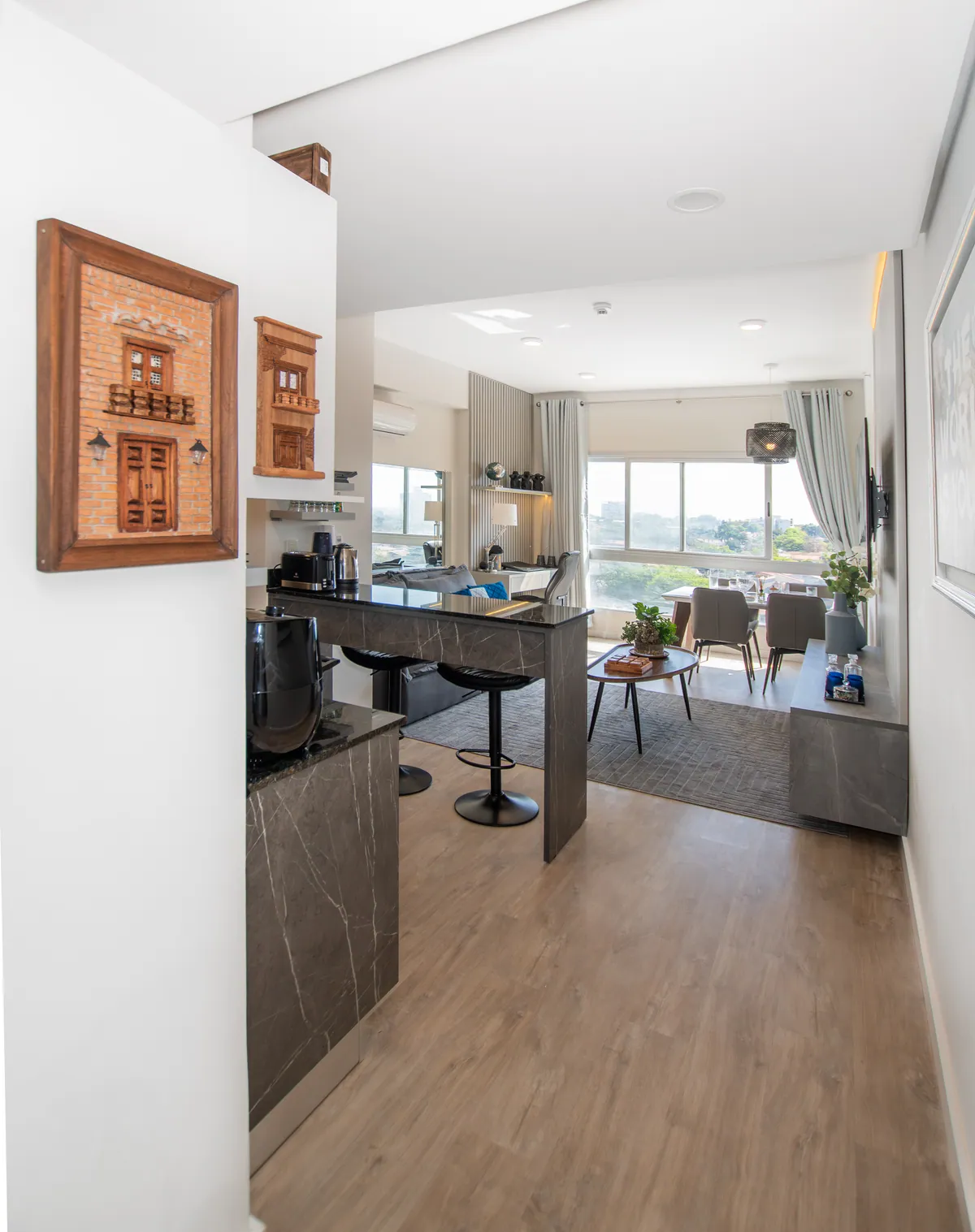 Desde la entrada: la isla de la cocina y el living con la ventana al fondo