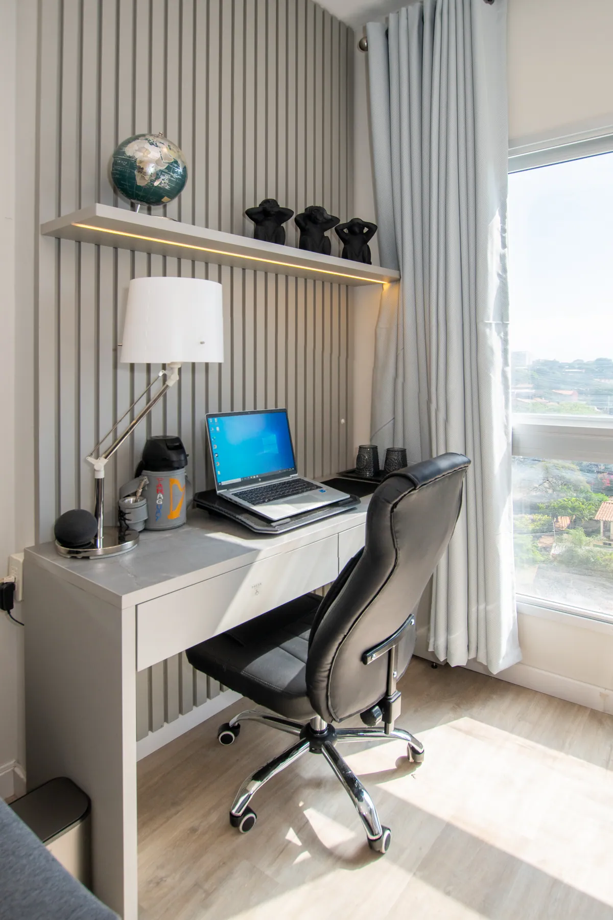 Escritorio con silla de oficina junto a la ventana
